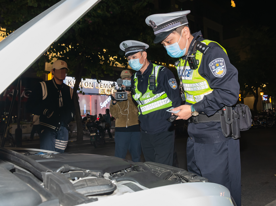 交警在查處非法改裝車。通訊員供圖