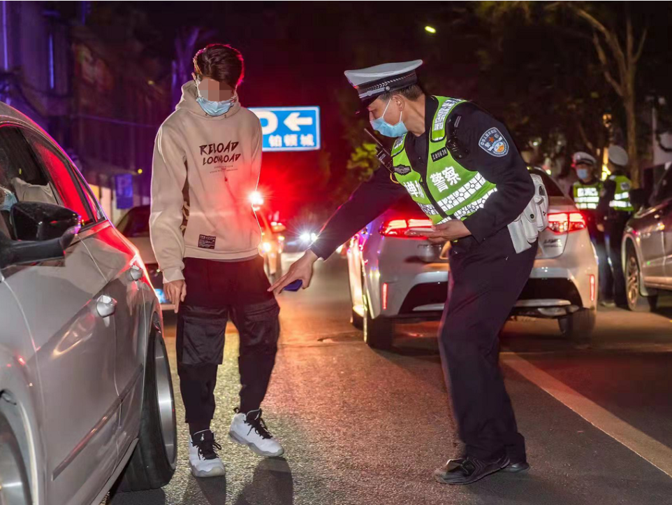 交警在查處非法改裝車。通訊員供圖